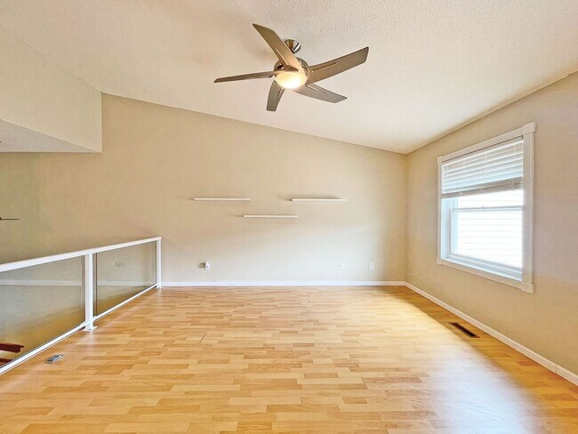 Foto del edificio - Beautifully Redone Modern Townhome with Large Deck, 2-Car Garage, Granite Kitchen, Vaulted Ceilin...