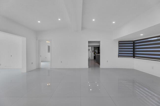 Foto del edificio - 840 NW 170th Terrace