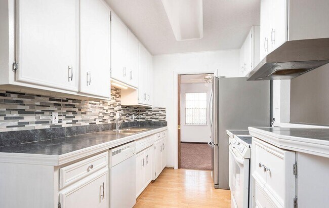 Building Photo - 2955 Huntington Dr