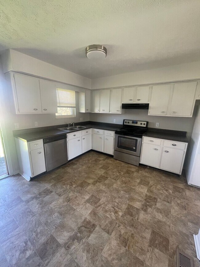 Foto del edificio - Two Bed/One Bath Centrally Located to West...