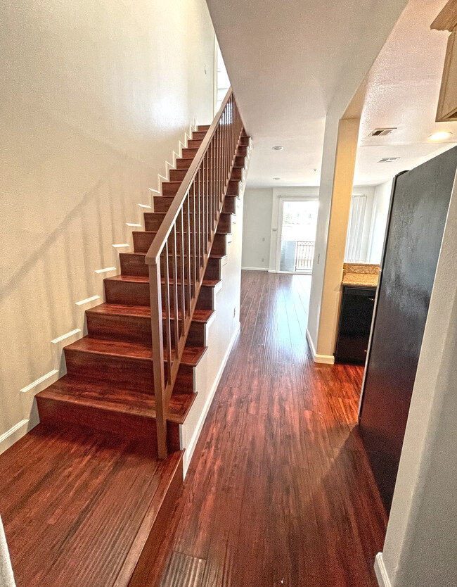Escaleras - 5330 Satsuma Ave