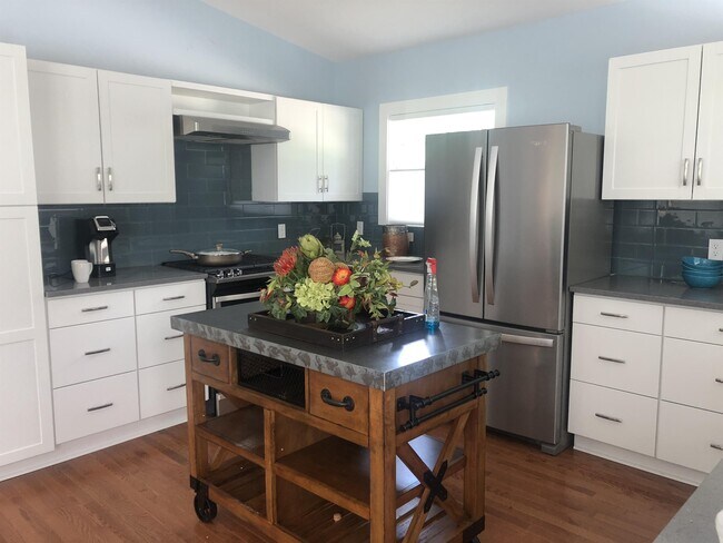 Foto del edificio - 529 Burchwood Bay Rd