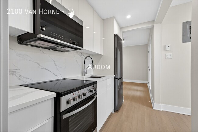 Photo du bâtiment - 2100 Av. Van Horne