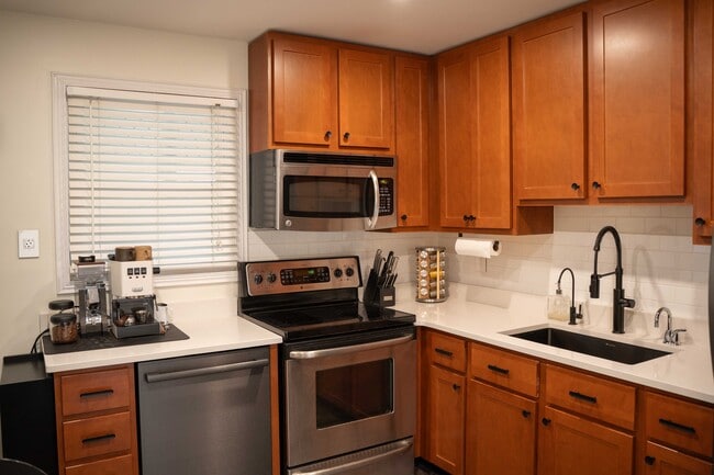 Building Photo - 1900 Mitchell Terrace