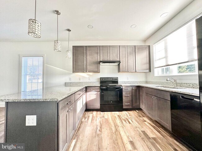 Building Photo - 350 N Main St