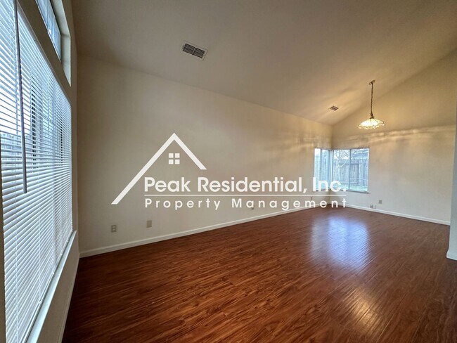 Building Photo - Spacious 4 bd/2.5ba Sacramento Home with 2...