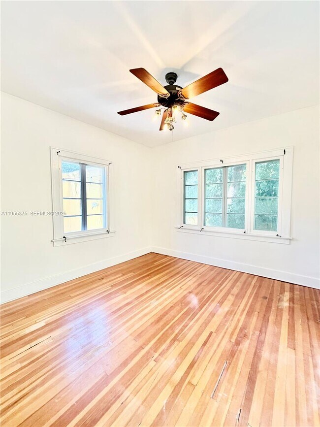 Foto del edificio - 1306 Madrid St