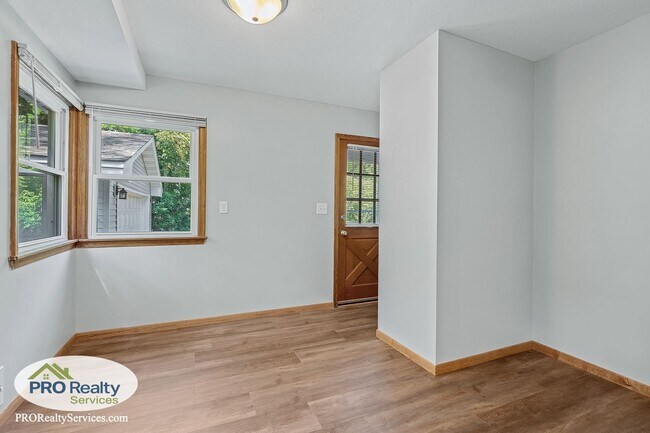 Building Photo - 3 Bedroom Home in Bloomington
