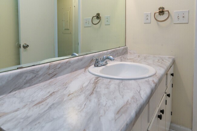 Building Photo - 2225 Golf Rd SW