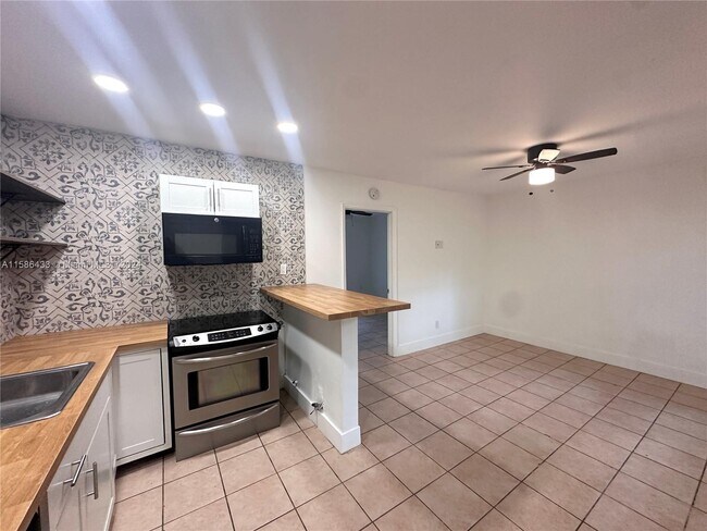 Building Photo - 1430 SW 27th St