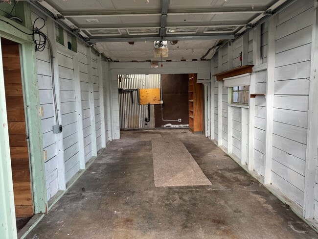 Building Photo - Upstairs 1 bedroom apartment with garage!