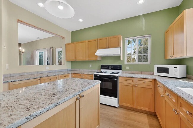 Foto del edificio - 4401 Autumn Leaf Ln