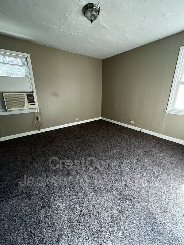 Building Photo - 604-606 Troy Ave