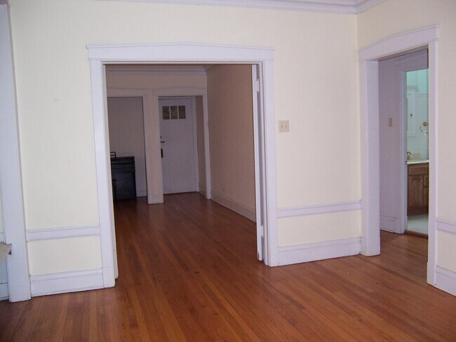 Building Photo - 5460 S Kimbark Ave
