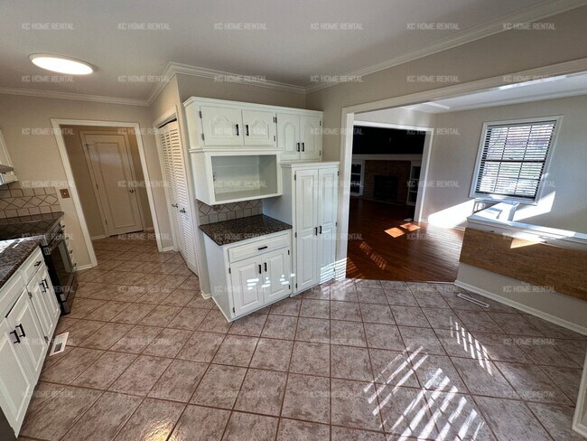 Building Photo - Gorgeous 3 bed 3 bath house in Shawnee!