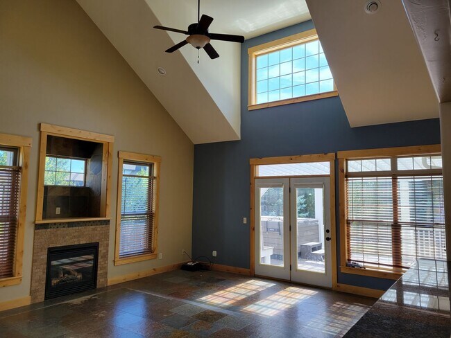 Building Photo - 6 Bedroom, + office, 4 baths with triple a...
