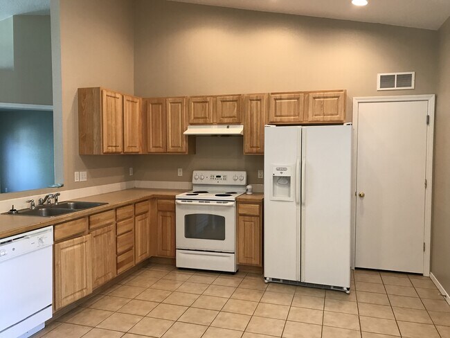 Foto del edificio - 3 bed/ 2 bath... 2 car garage... Single Level...In the Meadowbrook Subdivision.
