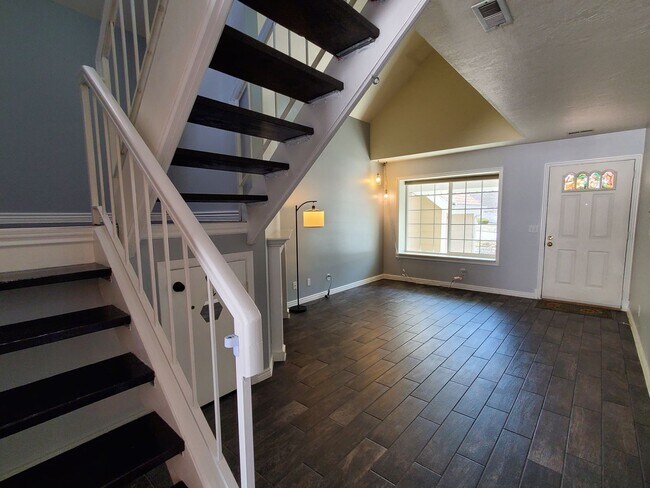 Building Photo - Rarely Available, One of a kind, luxurious...