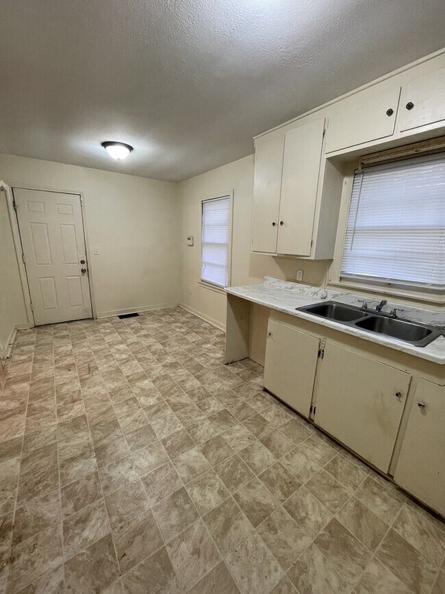 Building Photo - 2786 Brookwood Dr