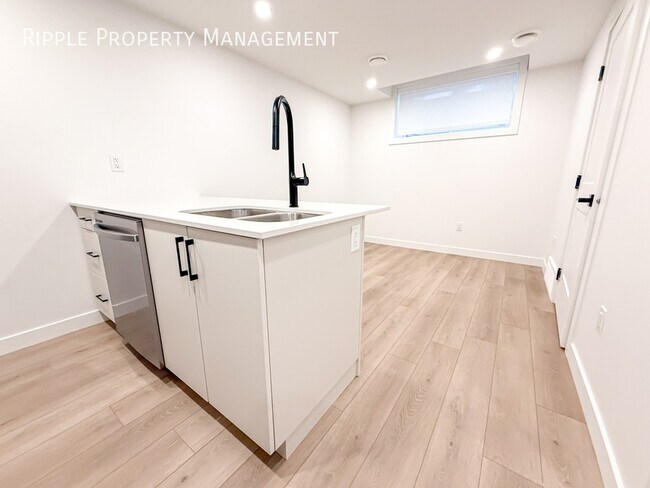 Photo du bâtiment - Modern 1 Beds, 1 Baths Basement/Lower | Av...