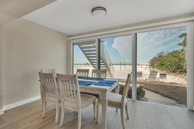 Foto del edificio - 6006 Midnight Pass Rd