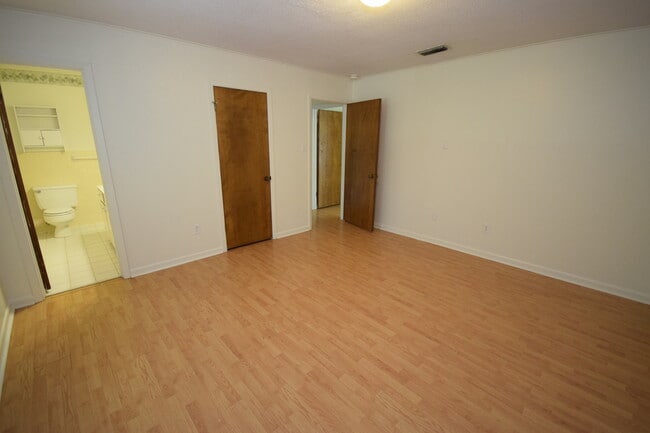 Building Photo - Spacious 3 Bedroom Home