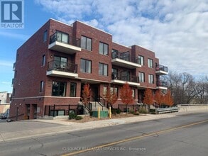 Building Photo - 487 Queen St