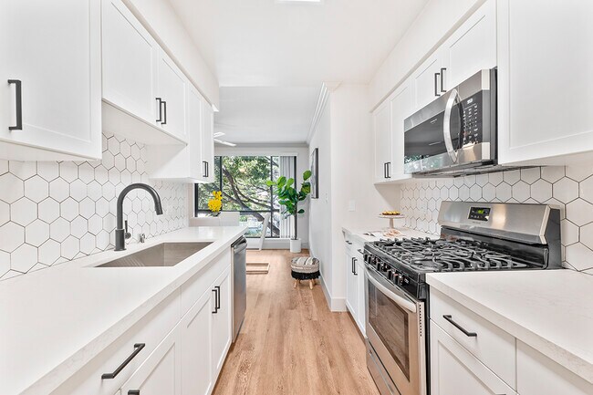 Building Photo - 821 3rd St
