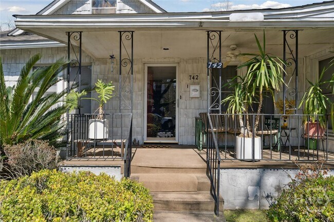 Foto del edificio - 742 E Park Ave