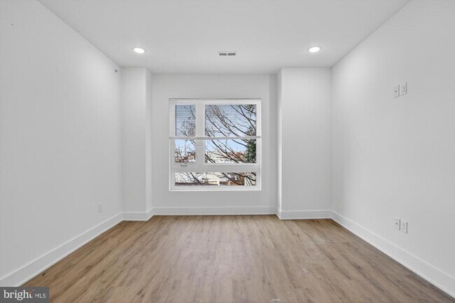 Building Photo - 2333 E York St