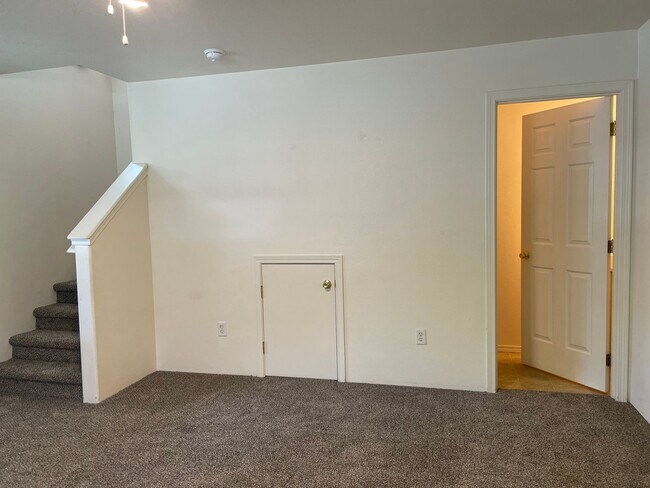 Foto del edificio - Two Bedroom 3 Bath Duplex-Townhouse in Southwest Medford