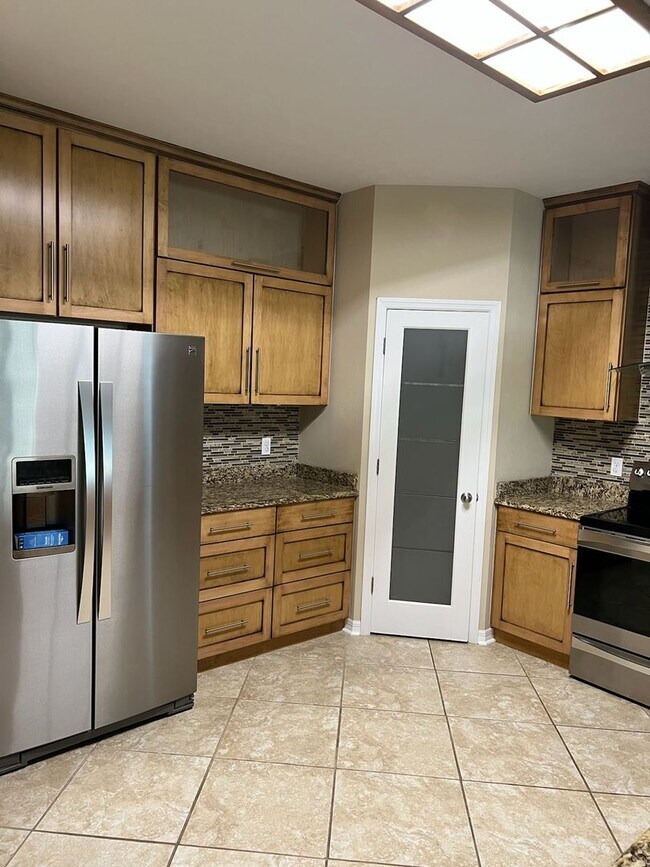 Foto del edificio - Gorgeous Updated  3 bedroom 2 bath with st...