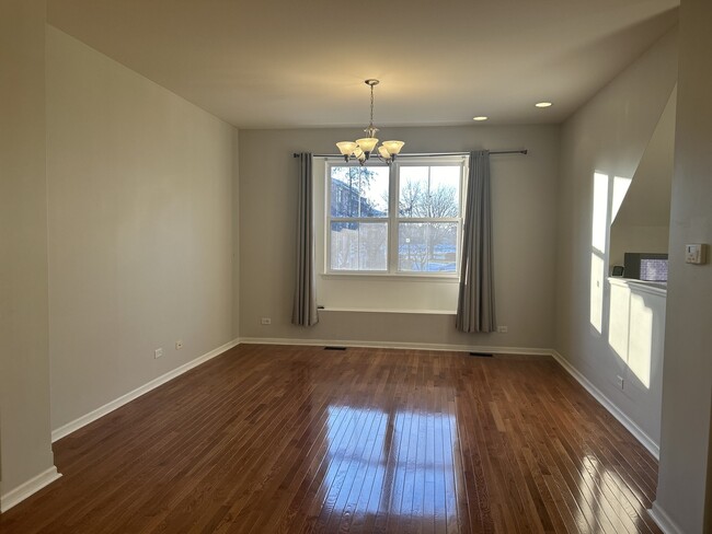 Foto del edificio - 1088 N Claremont Dr