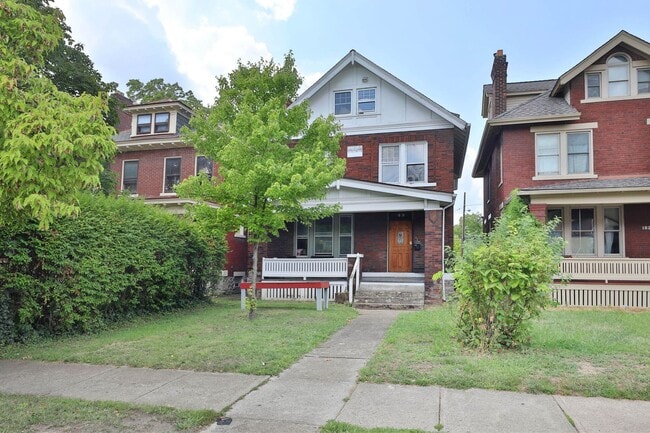 Building Photo - GREAT OSU SOUTH CAMPUS LOCATION - Ridiculously Nice back deck and off-street parking for everyone