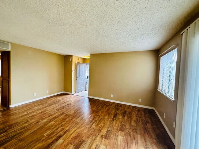 Foto del edificio - Downstairs Corner 2-Bedroom Condo in Centr...