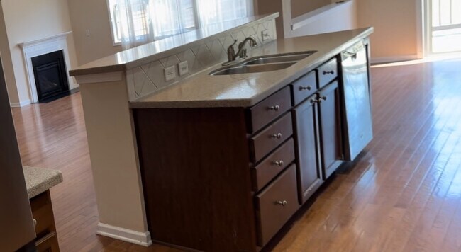 Foto del edificio - Room in Single Family Home on Kinsley Pl