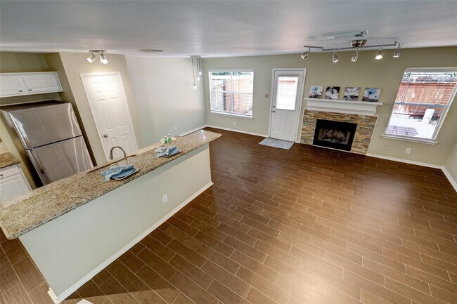 Building Photo - 117 N Villa Oaks Dr
