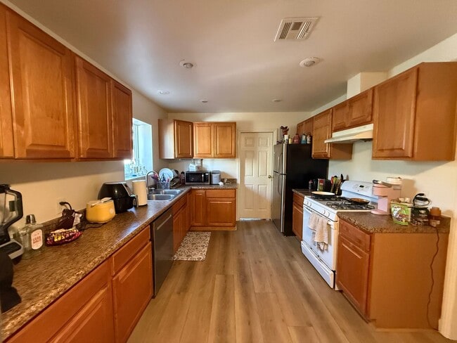 Foto del edificio - 5BD 3 BA with a Great Yard!