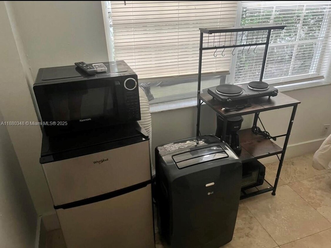 Foto principal - 1949 NE 173rd St