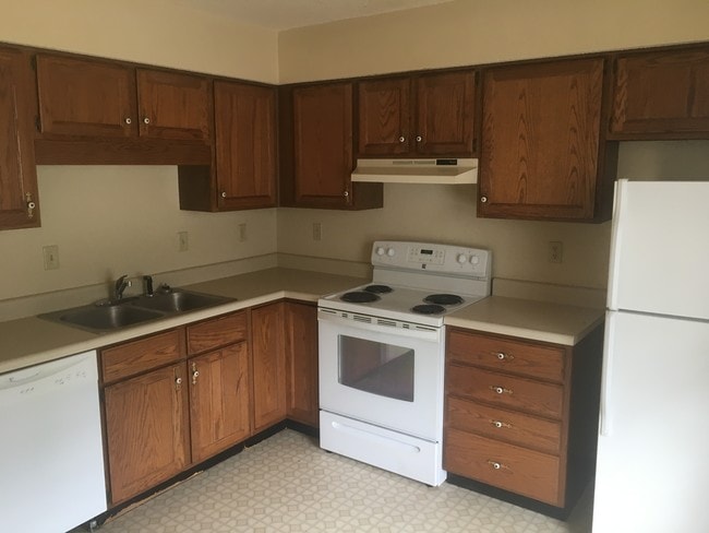 kitchen looking in - 614 Cantebury Dr
