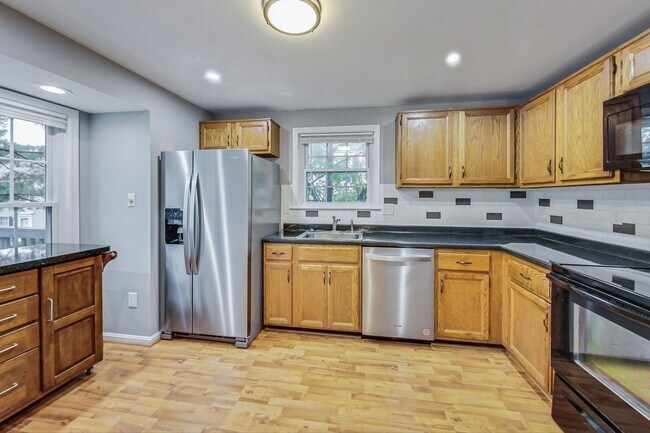Foto del edificio - Beautifully maintained end unit Townhouse located in Stonebridge subdivision!
