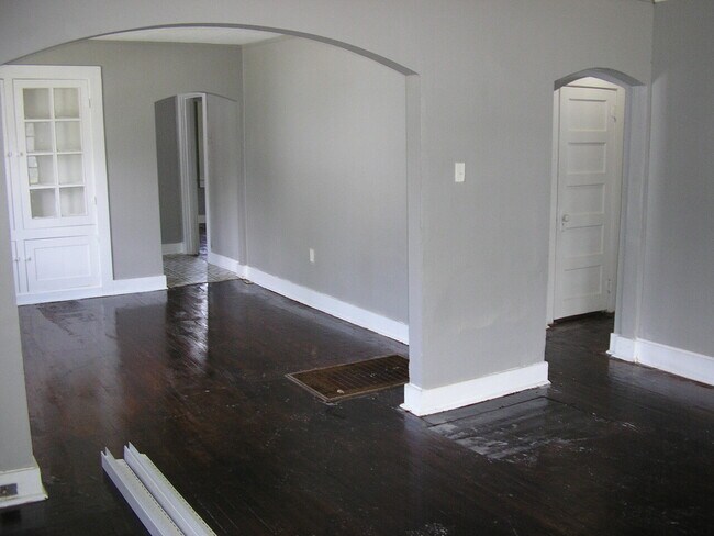 Building Photo - 410 Woodford Avenue