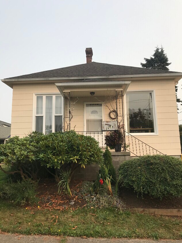 Front - 2214 E St