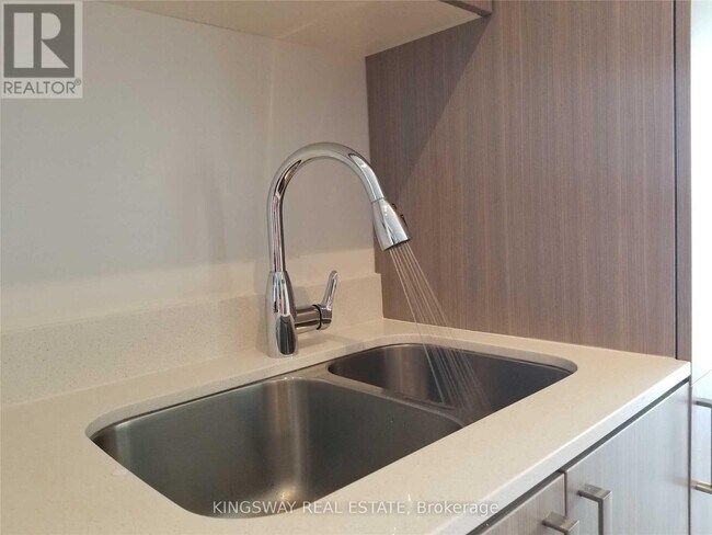 Photo du bâtiment - 5230-5230 Dundas St