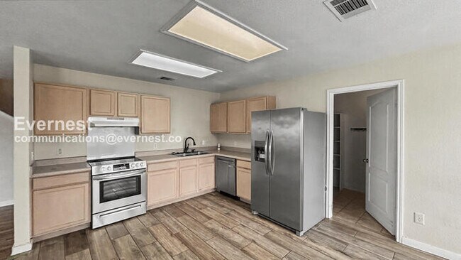 Foto del edificio - 4 Bed, 2.5 Bath Home with Garage / Pet-Friendly / Available Now!