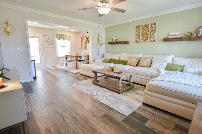 Building Photo - Pet Friendly Three Bedroom in Pleasant View!