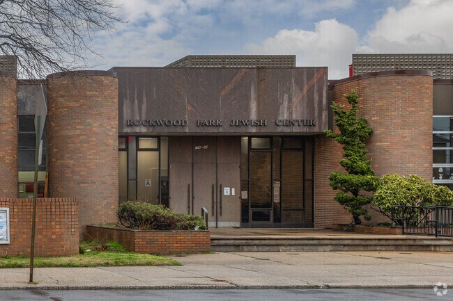 Building Photo - 94-20 Albert Rd