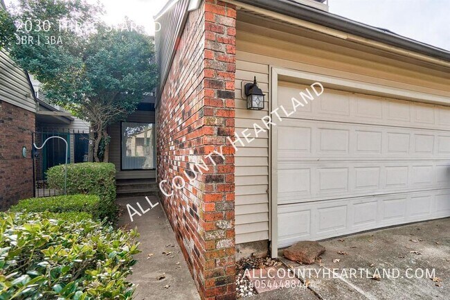Building Photo - 3-bed/ 3-bath townhome close to UCO!