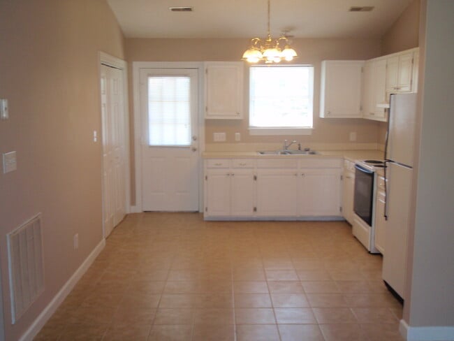 Cocina / Conexión para lavadora y secadora en el armario - 560 Snow Hill St