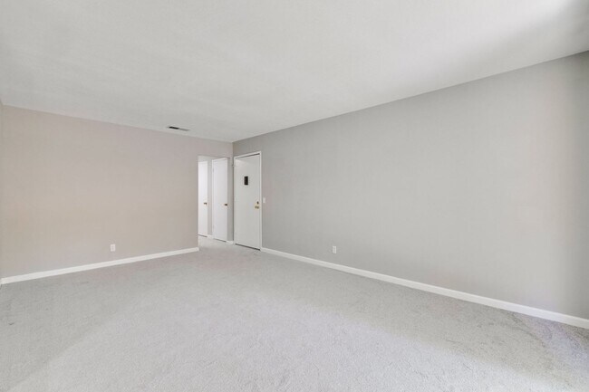 Foto del edificio - 2466 W Bayshore Rd